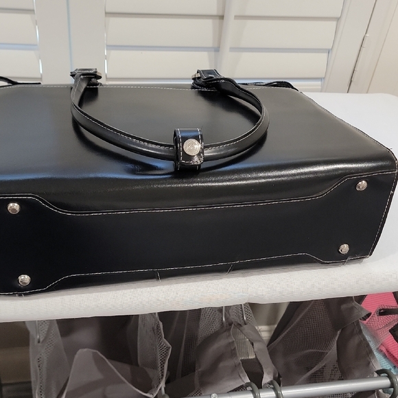 McKlein Sleek Black Leather Briefcase/Laptop Bag - Picture 9 of 11